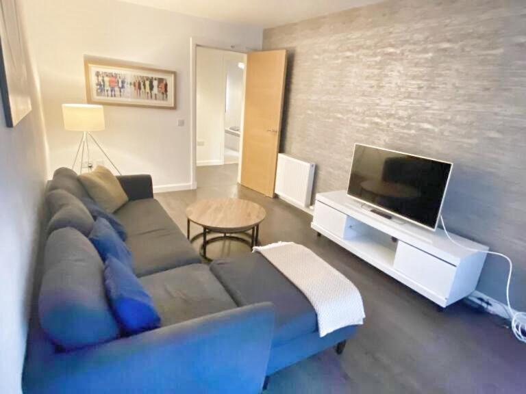 Modern 2 Bed Ground Floor By Lains Lettings Apartment